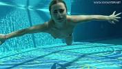 คลิปโป๊ออนไลน์ Hot US blondie Lindsey Cruz swims naked in the pool ร้อน 2024