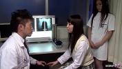 คริปโป๊ Pervers Japanese Doctor seduce Petite Teen to Join old Young FFM Threesome at Hospital